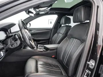 BMW 530 e  M pack  open dak  Harman Kardon  Head-up