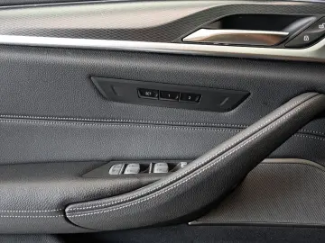 BMW 530 e  M pack  open dak  Harman Kardon  Head-up