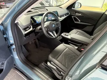 BMW iX1 30 xDrive xLine AHK_Head-Up_Massage