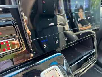 HYUNDAI Staria Signature 4WD 7-Sitzer 360Kamera Bose ACC