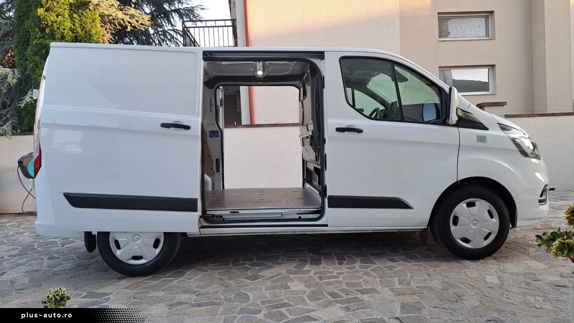 FORD CUSTOM VAN TREND L1H1 FWD A T