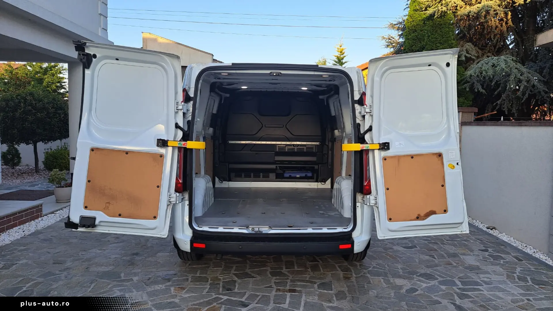 FORD CUSTOM VAN TREND L1H1 FWD A T