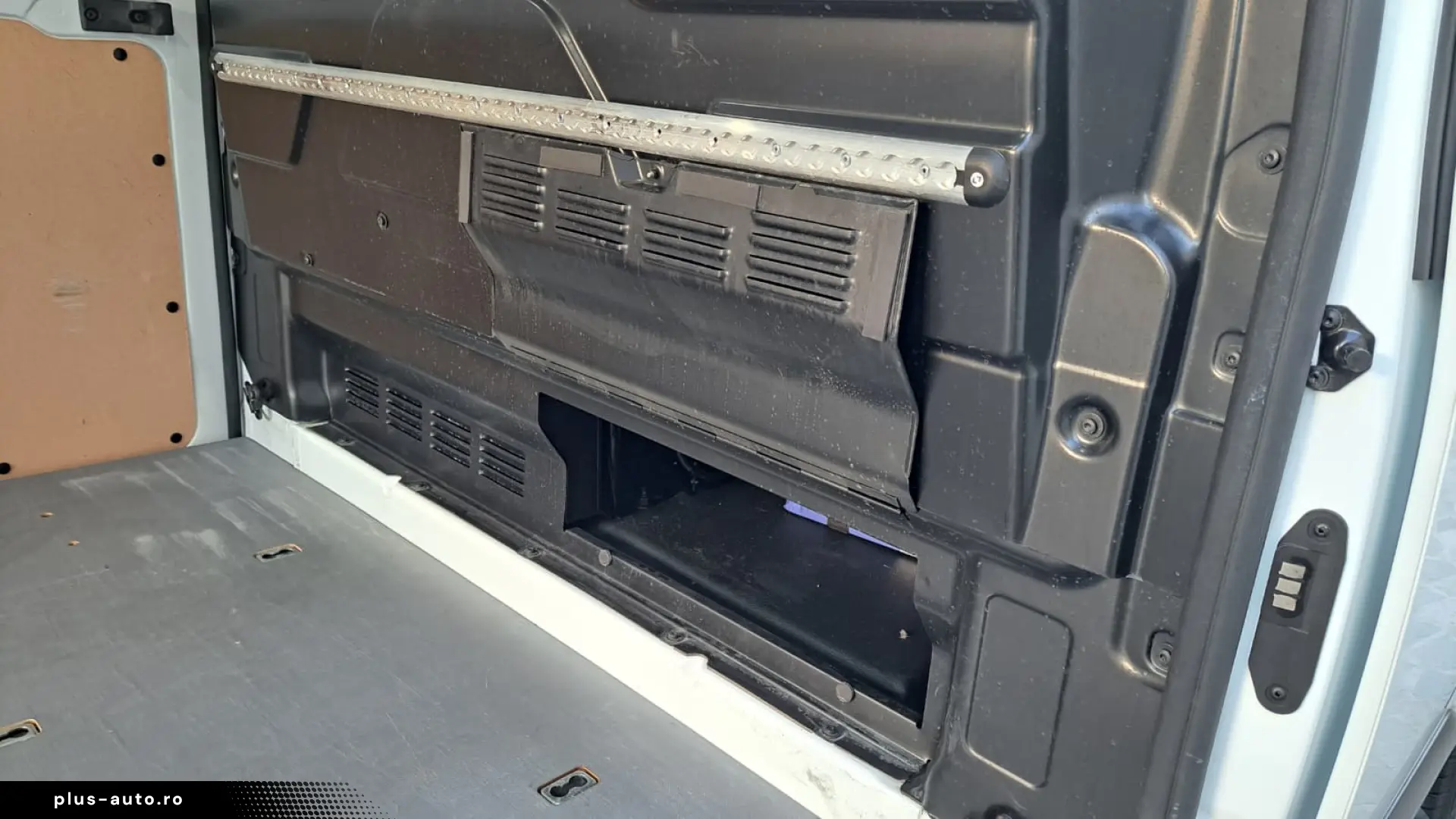 FORD CUSTOM VAN TREND L1H1 FWD A T