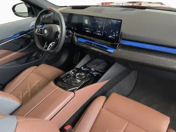 BMW i5 M60 xD Tour. M PRO DAPr Pano