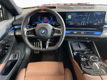 BMW i5 M60 xD Tour. M PRO DAPr Pano