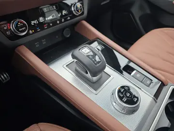 MITSUBISHI Plug-in Hybrid Outlander Top 4WD Luxury