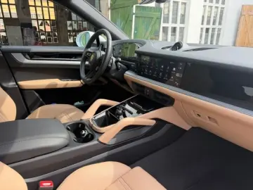 PORSCHE Cayenne Coupe Matrix 21  Panorama SportSitze 360