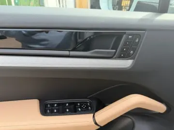 PORSCHE Cayenne Coupe Matrix 21  Panorama SportSitze 360