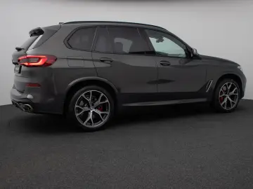 BMW X5 M50i