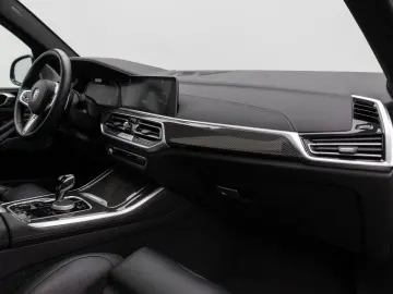 BMW X5 M50i