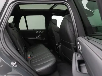BMW X5 M50i