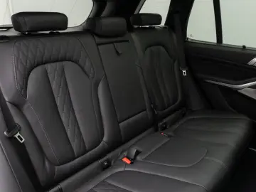 BMW X5 M50i