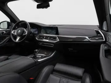 BMW X5 M50i