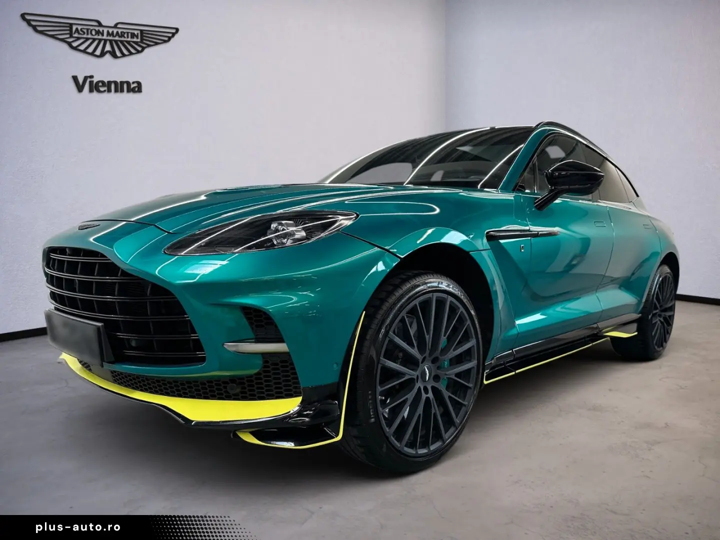 ASTON MARTIN DBX 707   AMR Podium Green   Pano