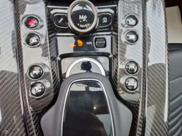 ASTON MARTIN DBX707 1.Hand 8-Fach Carbon Panorama