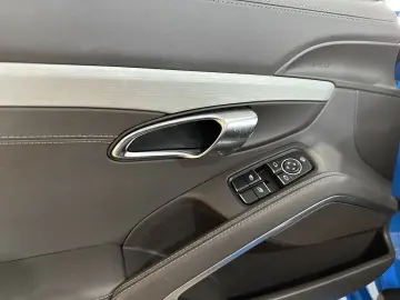 PORSCHE Boxster 718 Leder BOSE R.Cam Navi Sitzbelüftung