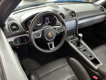 PORSCHE Boxster 718 Leder BOSE R.Cam Navi Sitzbelüftung