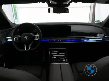 BMW 740d xDrive M Sport Pro 21  TV Skylounge