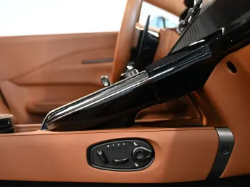 ASTON MARTIN V8 Vantage Roadster California Sage UPE…