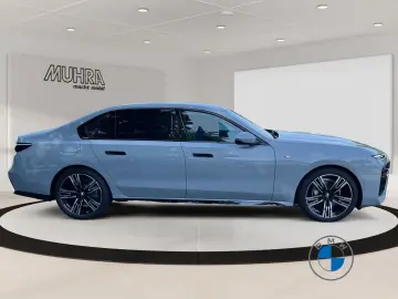 BMW 740d xDrive M Sport 21  AHK Skylounge Standhzg.