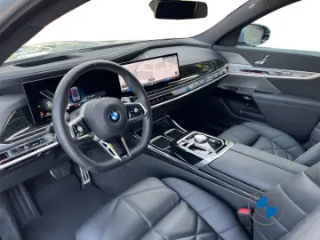 BMW 740d xDrive M Sport 21  AHK Skylounge Standhzg.