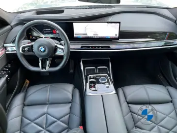 BMW 740d xDrive M Sport 21  AHK Skylounge Standhzg.