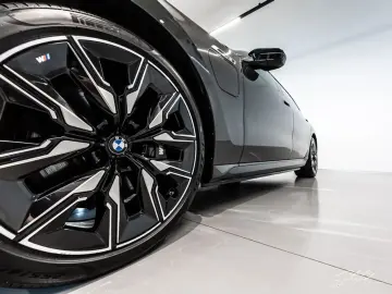 BMW M760e xDrive LUFT PANO