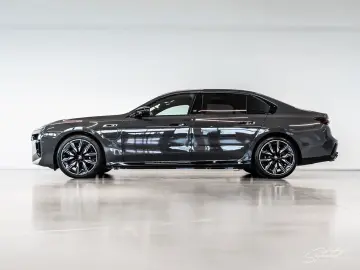 BMW M760e xDrive LUFT PANO