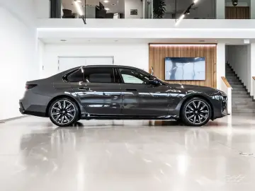 BMW M760e xDrive LUFT PANO