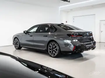 BMW M760e xDrive LUFT PANO