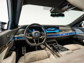 BMW M760e xDrive LUFT PANO