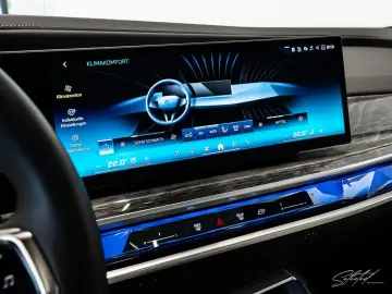 BMW M760e xDrive LUFT PANO