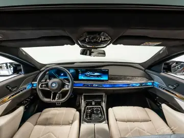 BMW M760e xDrive LUFT PANO