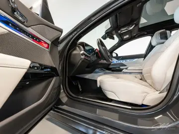BMW M760e xDrive LUFT PANO