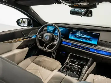 BMW M760e xDrive LUFT PANO