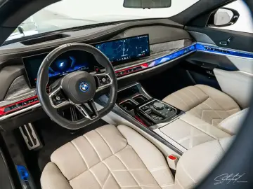 BMW M760e xDrive LUFT PANO