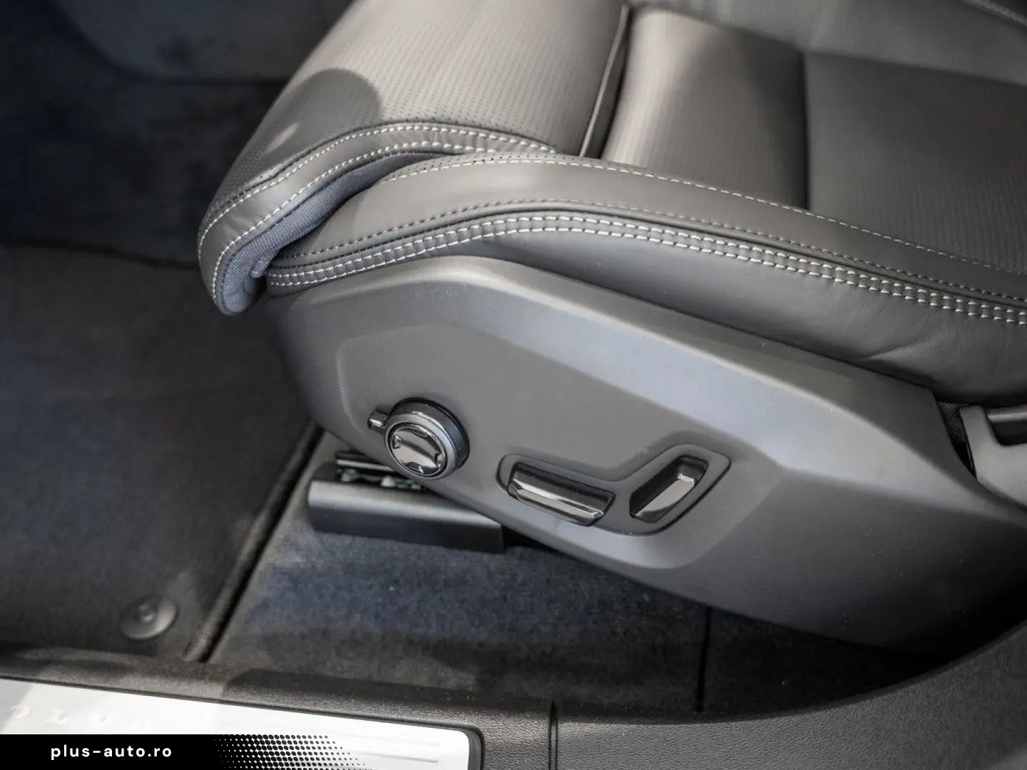 VOLVO XC60 T8 Ultra Dark Recharge Plug-In Hybrid AWD