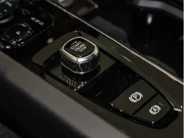 VOLVO XC60 T8 Ultra Dark Recharge Plug-In Hybrid AWD