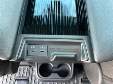 TOYOTA Sienna Hybrid XLE 7-Sitzer