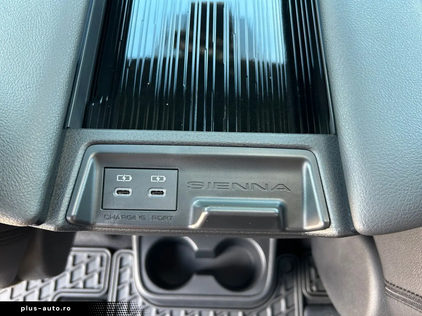 TOYOTA Sienna Hybrid XLE 7-Sitzer