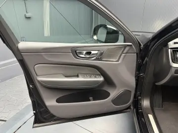 VOLVO XC60 Plus Black Edition Recharge Plug-In Hybrid