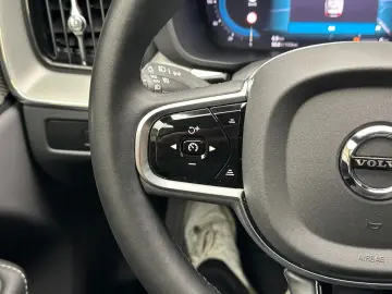 VOLVO XC60 Plus Black Edition Recharge Plug-In Hybrid