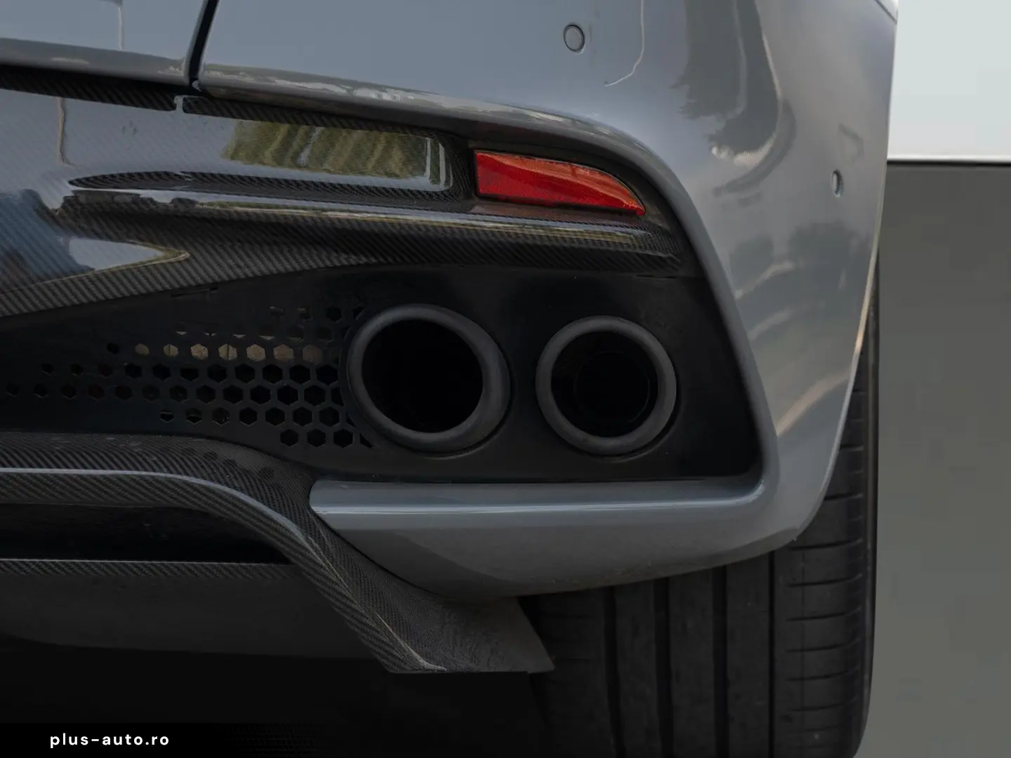 ASTON MARTIN Superleggera 5.2 V12