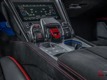 LAMBORGHINI Urus Performante 60th Full Carbon Akrapovic