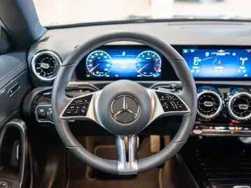 MERCEDES-BENZ CLA 180 Coupé Progressive