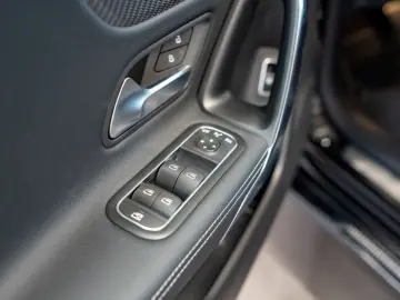 MERCEDES-BENZ CLA 180 Coupé Progressive