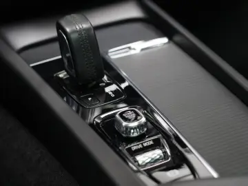VOLVO XC60 B4 D AWD MomentumPro R-Kamera H&K PANO DAB
