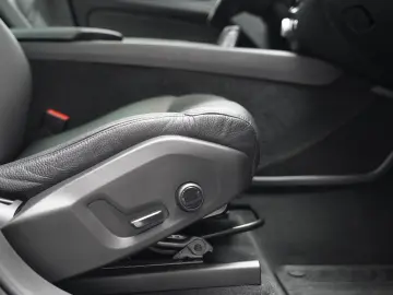 VOLVO XC60 B4 D AWD MomentumPro R-Kamera H&K PANO DAB