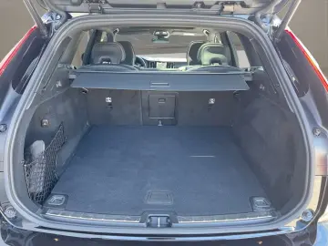 VOLVO XC60 B5 Ultra Black Edition AWD AHK PANO 360