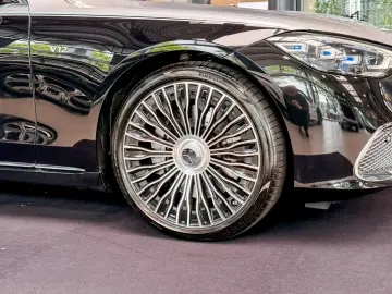 MERCEDES-BENZ S 680 MAYBACH Zweifarbenlackierung First Class